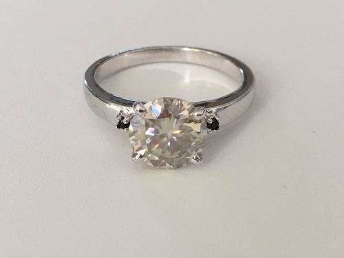 Beautiful 2ct Moissanite Engagement Ring